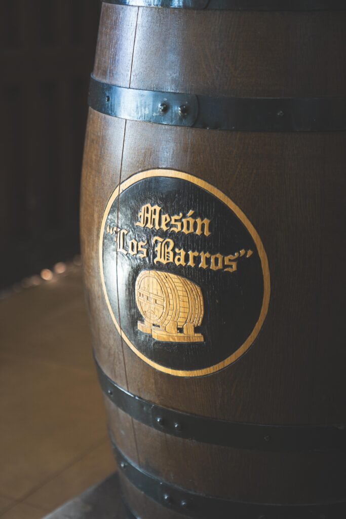 Barril con logo de Mesón Los Barros